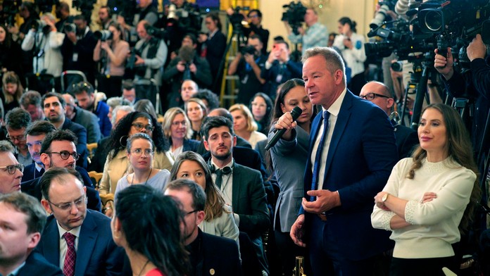 VIDEO: Dusná atmosféra v Bielom dome. Reportér vyčítal Zelenskému, že si nedal oblek