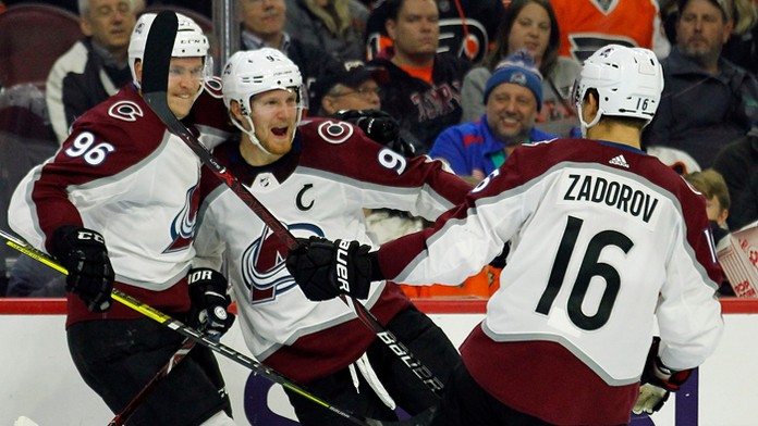 Gabriel Landeskog (uprostred) z Colorada Avalanche sa raduje z gólu so spoluhráčmi Mikkom Rantanenom (vľavo) a Nikitom Zadorovom