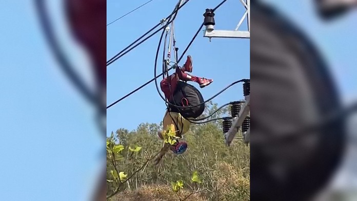 Ostal visieť zamotaný na elektrickom vedení. 