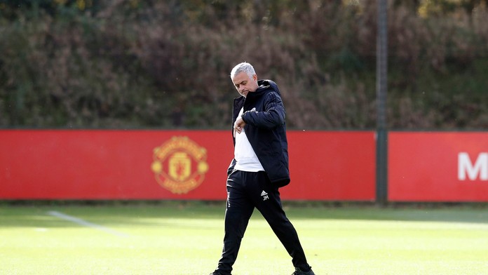 Kouč Manchestru United José Mourinho počas tréningu pred duelom LM proti Juventusu.