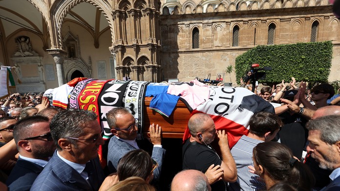 Legenda svetového futbalu už odpočíva v pokoji. So Schillacim sa na pohrebe lúčili tisíce ľudí