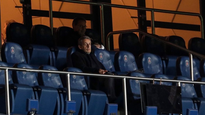 Bývalý francúzsky prezident Nicolas Sarkozy sleduje osemfinále Francúzskeho pohára PSG - Lille