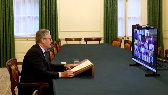 Starmer, Merz a Macron pohrozili Rusku novými sankciami, ak Putin nepristúpi na prímerie