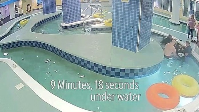 Chlapec uviazol v bazéne pod vodou v USA