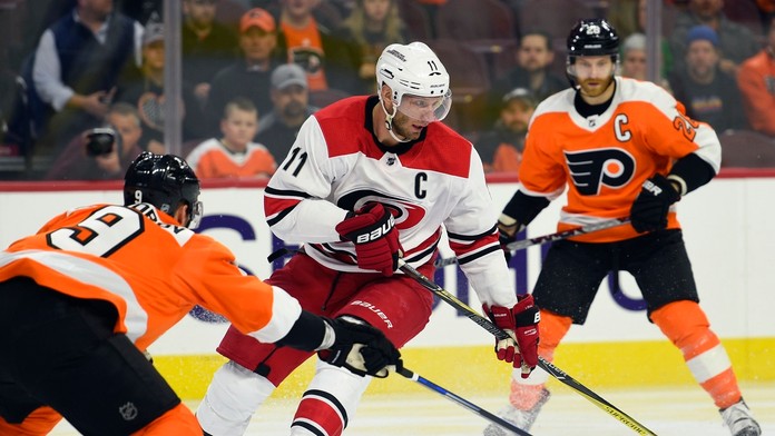 Jordan Staal (v strede) z Caroliny na archívnej snímke.