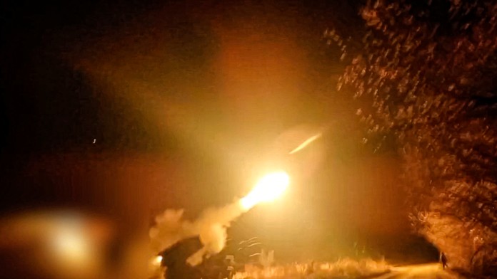 Ruskí vojaci strieľajú z ruského vzdialeného systému kladenia mín na neznámom mieste na Ukrajine.