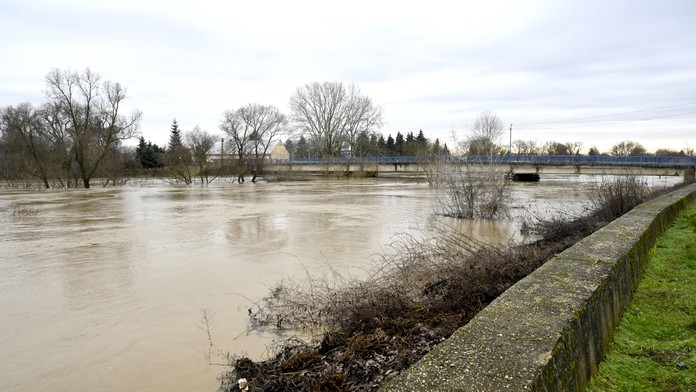 Slovensko v zajatí veľkej vody. Pre viaceré okresy platí zvýšená výstraha pred povodňami