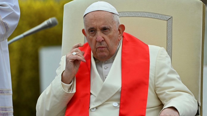 FOTO: Pápež František sa poďakoval veriacim. AFP píše, že mal zachrípnutý hlas a bol bledý v tvári