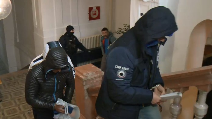 Údajní takáčovci aj s dvomi bývalými policajtmi sa dnes postavili pred súd