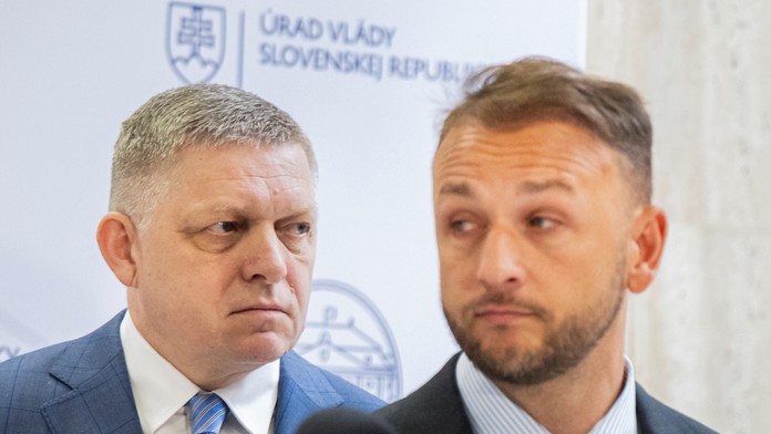 Na snímke zľava predseda vlády SR Robert Fico (Smer-SD) a minister vnútra SR Matúš Šutaj-Eštok (Hlas-SD) 