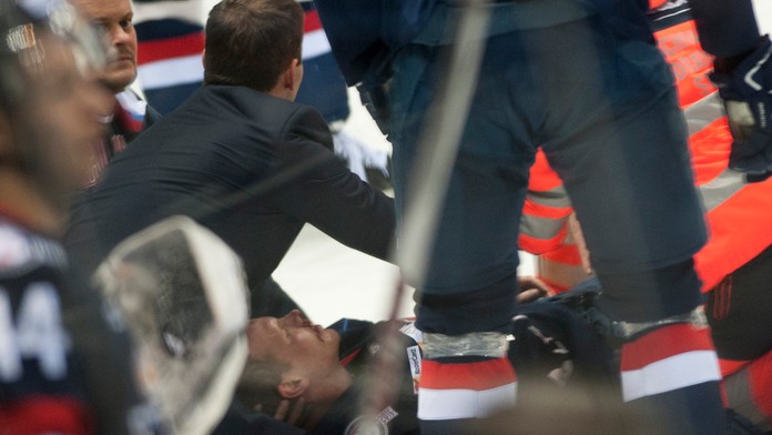 Na snímke zranený Václav Nedorost v opatere lekárov.