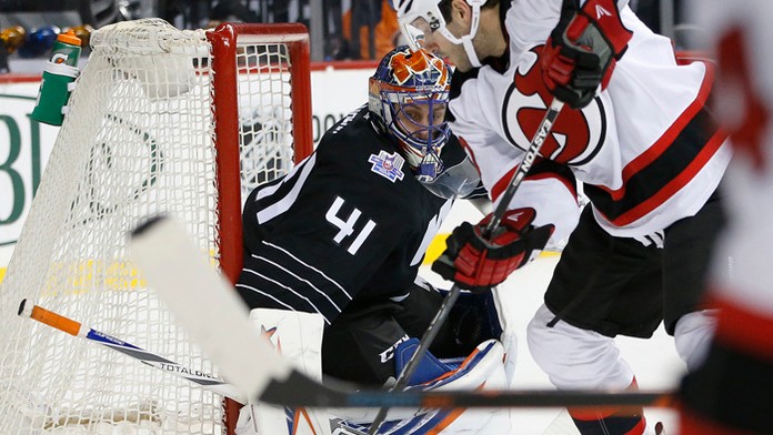 Slovenský hokejový brankár Jaroslav Halák priviedol New York Islanders v zámorskej NHL k ďalšiemu víťazstvu.