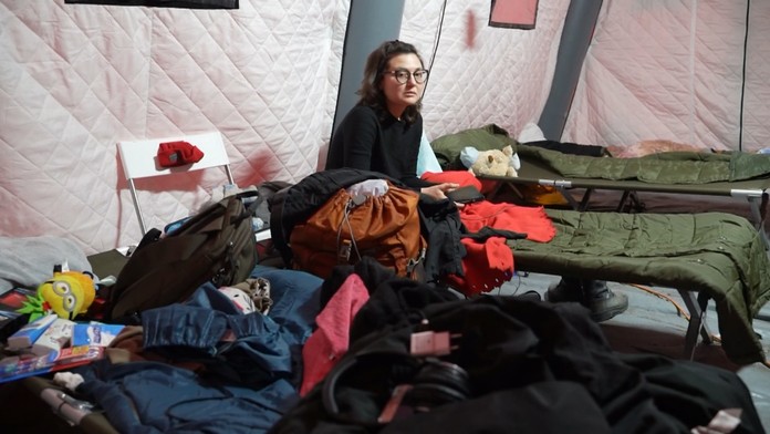 Navštívili sme stanové mestečko v Humennom, kde privážajú Ukrajincov. Humanitárna pomoc je len na začiatku