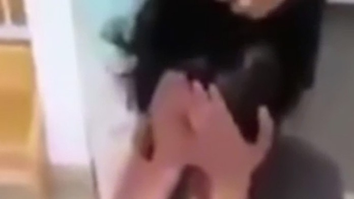 Matka potrestala dcéru za to, že údajne šikanovala chorú spolužiačku.