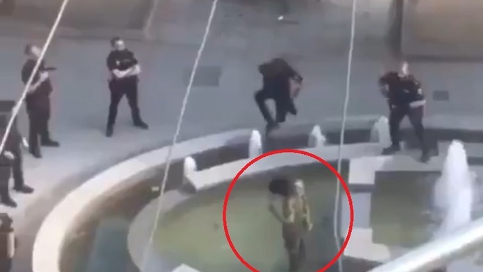 Španielsky motocyklový pretekár Marc Marquez na Honde oslavuje na pódiu s trofejou po jeho víťazstve pretekov Veľkej ceny ČR.