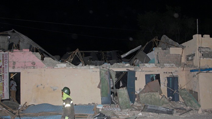 Zničené domy blízko hotela po útoku aš-Šabábu v Mogadiše.