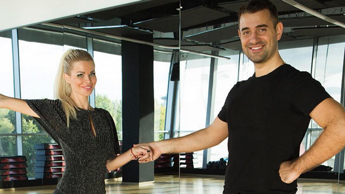 Dvaja zamaskovaní muži prišli do banky a so zbraňou v ruke.