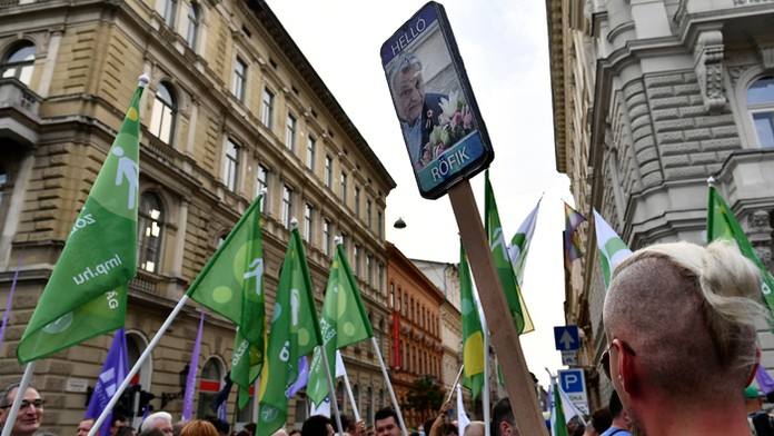 Protest v Budapešti proti podozreniam súvisiacim so systémom Pegasus.