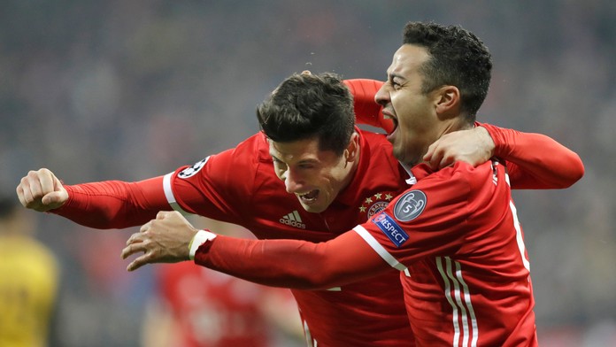 Robert Lewandowski (vľavo) oslavuje so spoluhráčom z Bayernu Thiagom Alcantarom svoj gól v osemfinále LM proti Arsenalu.