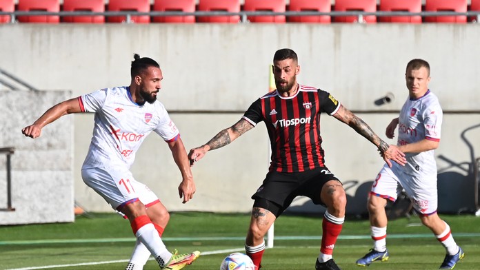 Na snímke uprostred hráč Spartaka Erik Daniel a vľavo hráč Rakówa Ivi Lopéz.