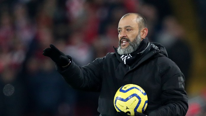 Jonny Castro z Wolverhamptonu v dueli na pôde Liverpoolu.