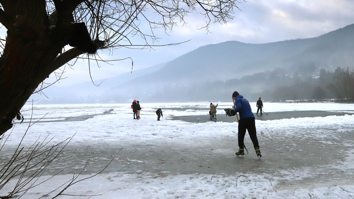Zamrznutá vodná nádrž Môťová pri Zvolene