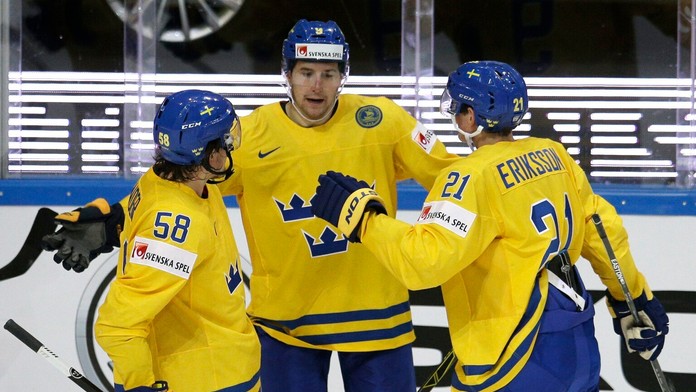 Filip Forsberg oslavuje so spoluhráčmi svoj hetrik proti Rakúsku.