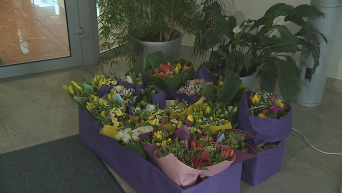 Kvety pre riaditeľku ŠÚKL Zuzanu Baťovú.