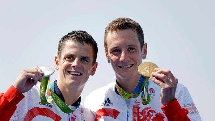 Alistair Brownlee pózuje so zlatou medailou a vľavo jeho brat Jonthan so striebornou medailou v triatlone na OH v Riu.