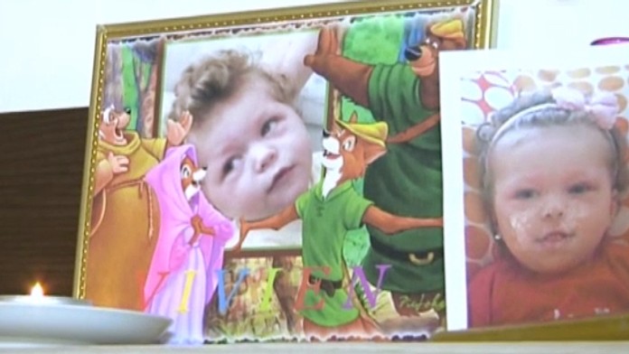 Polícia vyšetruje, ako zomrela dvojročná Vivien.