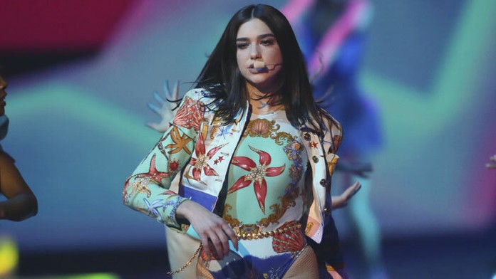 Dua Lipa zaspievala New Rules na Brit Awards 2018