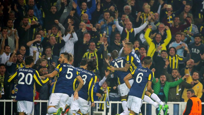 Radosť hráčov Fenerbahce po góle Moussa Sowa do siete Manchestru United.