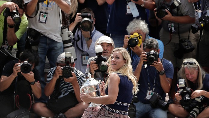 Nemecká tenistka Angelique Kerberová s trofejou za triumf na US Open.