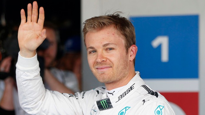 Nico Rosberg máva po jeho víťazstve kvalifikácie na nedeľňajšiu Veľkú cenu Ruska na okruhu v Soči.