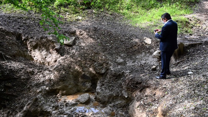 Zakopané sudy s PCB látkami, ktoré presakujú na povrch v zvernici Orlova (areál Chemko Strážske). 