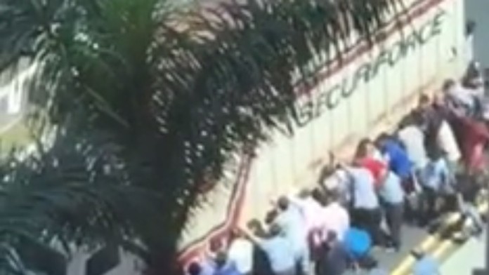 Okoloidúci naklonili kamión