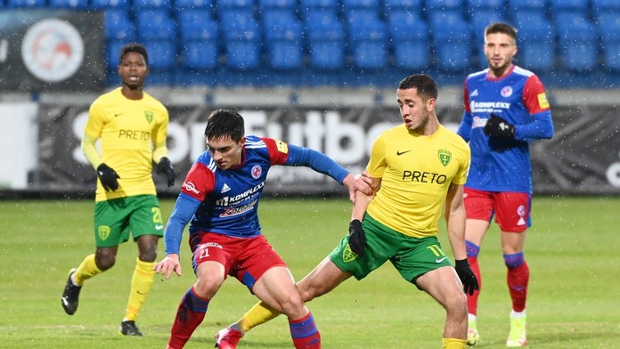 Sprava Vahan Bičachčjan zo Žiliny a Seničan Gabriel Halabrín v dohrávke 16. kola Fortuna ligy.