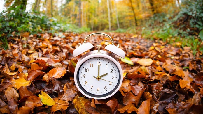 Zo soboty na nedeľu sa posunie čas o hodinu dozadu (ilustračná snímka)
