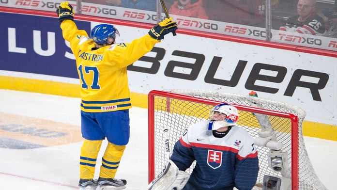 Švéd Fredrik Karlstrom oslavuje gól do siete slovenskáho brankára Adama Husku.