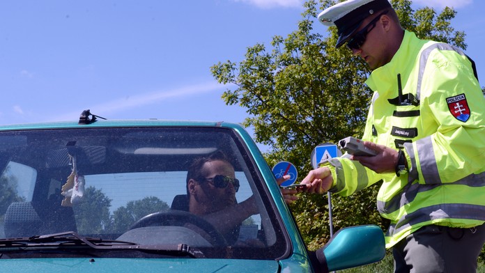 Dopravný policajt kontroluje vodiča 