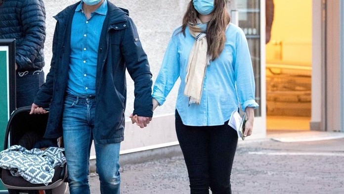 Šťastní rodičia odchádzali so synčekom z pôrodnice.