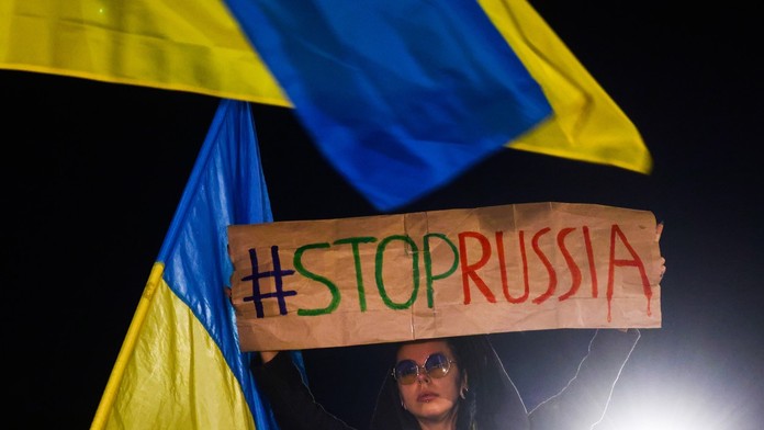 Rusi zadržali aktivistku, v rámci protestu bola zahalená do ukrajinskej vlajky