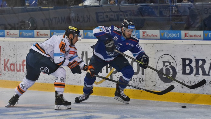 Hráč Košíc Jakub Suja (vľavo) a Lukáš Paukovček z Popradu.