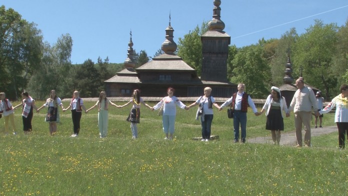 Ukrajinci slávia sviatok „Dňa vyšívanky“. Slováci na znak solidarity vytvorili nový rekord