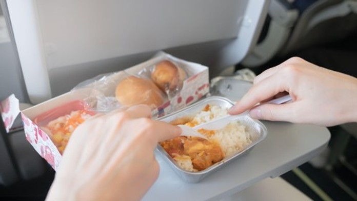 Letíte? Týmto jedlám a nápojom sa na palube radšej vyhnite