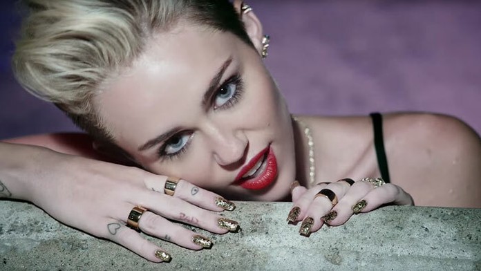 Miley Cyrus vo videoklipe We Can't Stop