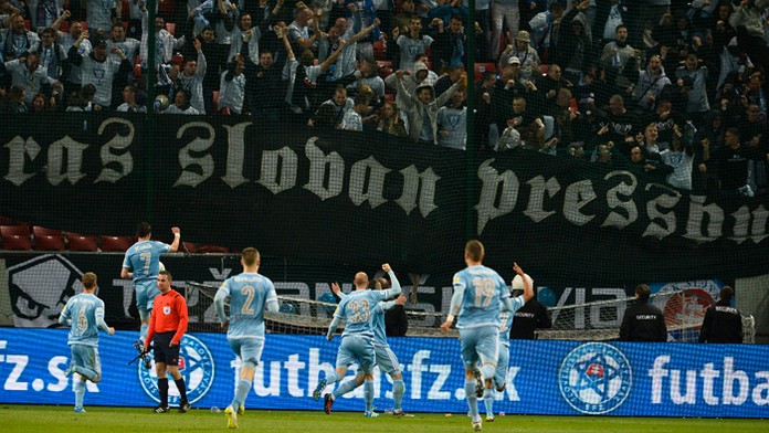Slovanisti sa tešia po góle Adama Zreľáka počas finále Slovnaft Cup-u Slovenského pohára ŠK Slovan Bratislava - AS Trenčín.