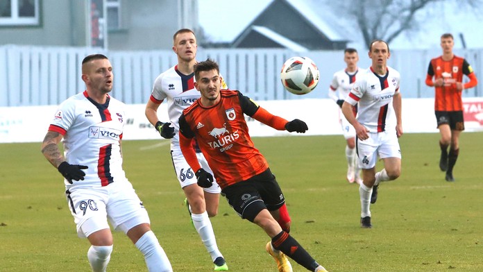 Zľava Matúš Čonka (Zlaté Moravce) a Samuel Šefčík (Ružomberok)  v zápase 18. kola Fortuna ligy.