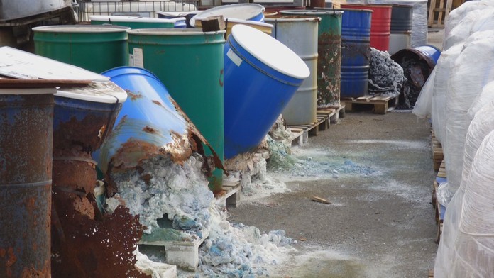 Muža, ktorý mal skladovať nebezpečný odpad v Nedožeroch-Brezanoch, vzali do väzby