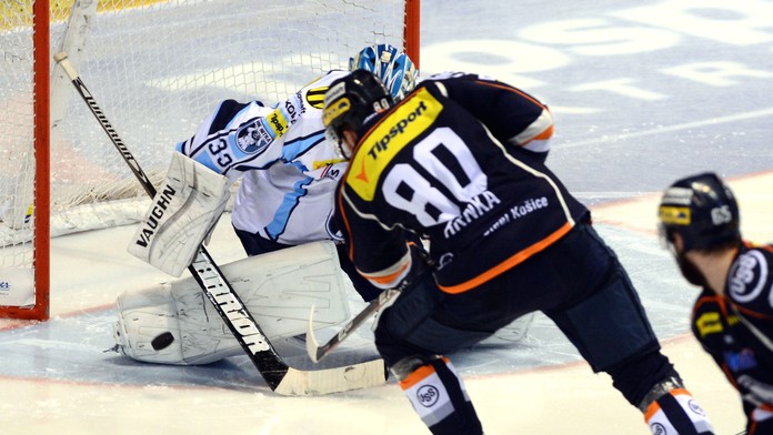 Tomáš Hrnka strieľa druhý gól brankárovi Nitry Robertovi Kristanovi  v siedmom rozhodujúcom zápase finále play-off.